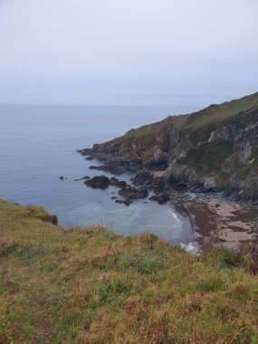 Rame Head, İngiltere 'deki dağların yakınındaki güzel bir denizin dikey görüntüsü.