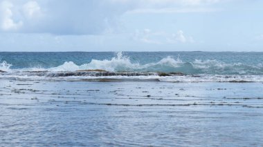 Güzel bir mavi deniz dalgası Kauai kıyılarına çarpıyor.