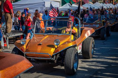 Elma Festivali sırasında küçük bir kasabada altın rengi kum arabalı Shriner 'lar