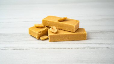 Turon mükemmelliği yaratmak için fıstık ve baldan yapılmış yumuşak bir nougat çikolatasına yakın plan.