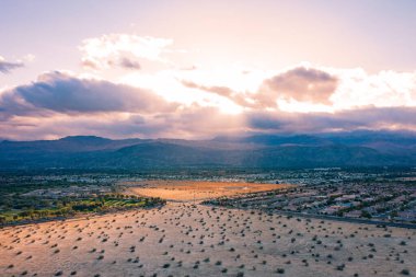 Palm Springs, California 'da parlak bir günbatımı gökyüzü