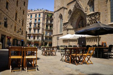 Barcelona, İspanya 'nın gotik bölgesinde ahşap sandalyeleri ve masaları olan boş bir kafeterya.
