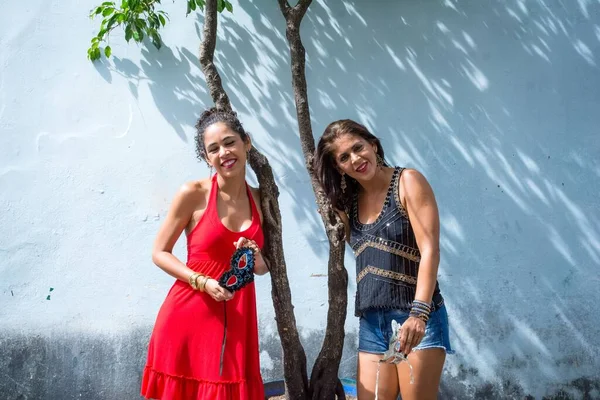 Una Selettiva Due Femmine Che Posano Vicino Albero Contro Muro — Foto Stock