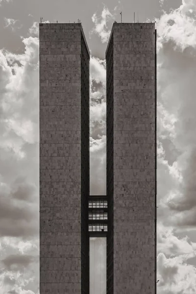 巴西利亚的巴西国会大楼的垂直灰度摄影 — 图库照片