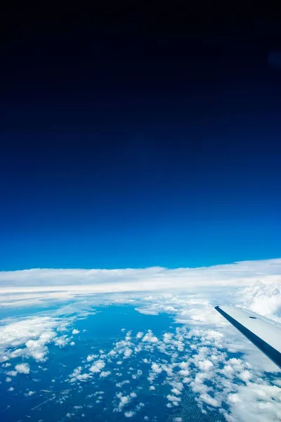 Bela Vista Céu Azul Com Nuvens Brancas Uma Janela Plana — Fotografia de Stock
