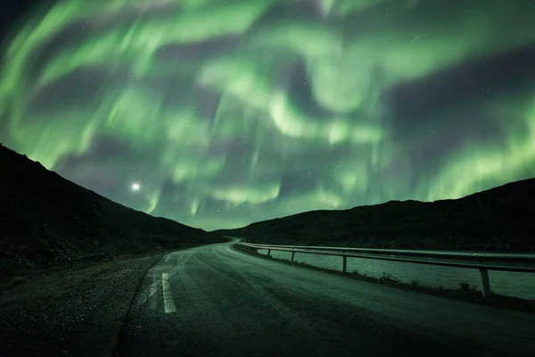 Polarnorrskenet Stjärnhimlen Synligt Från Stigen Nära Sjön Nordkapp Norge — Stockfoto