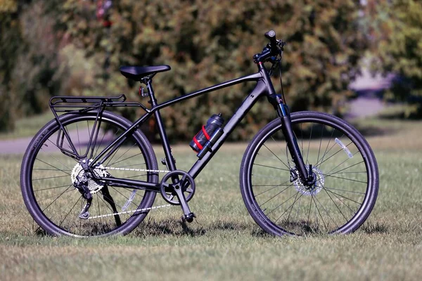 Trek Dual Sport 2022 Bicicleta Híbrida Estacionada Campo — Fotografia de Stock