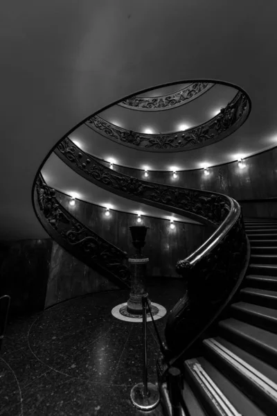 Uma Imagem Tons Cinza Das Escadas Históricas Museu Vaticano — Fotografia de Stock