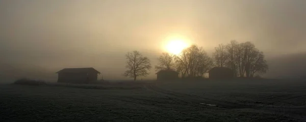 Таинственный Пейзаж Двух Хижин Пути Туман Возле Вольфратсхаузена Бавария — стоковое фото
