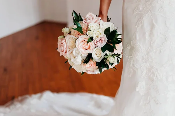 Bruid Elegante Witte Jurk Met Het Delicate Boeket Tijdens Huwelijksceremonie — Stockfoto