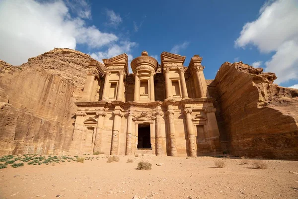 Alacsony Látószögű Kilátás Ókori Épületek Jordániában Petra — Stock Fotó