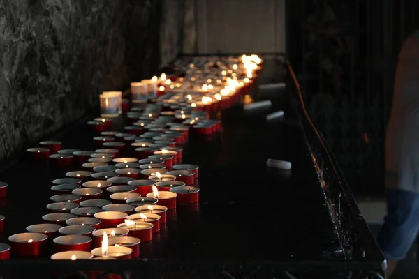 Стіл Червоними Маленькими Запаленими Свічками Темній Кімнаті — стокове фото