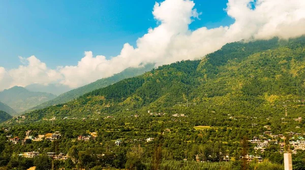 Een Landschap Uitzicht Bergen Bedekt Met Groene Vegetatie Met Gebouwen — Stockfoto
