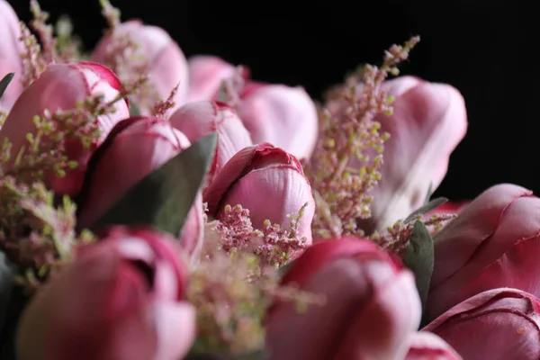 Primer Plano Ramo Iluminado Tulipanes Rosados Artificiales Con Follaje Verde — Foto de Stock