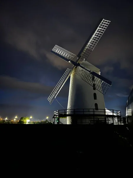 Eine Vertikale Aufnahme Einer Alten Windmühle Vor Einem Bewölkten Nachthimmel — Stockfoto