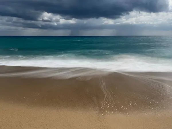 Akan Dalgalarla Dolu Bir Denizde Güzel Uzun Bir Çekim — Stok fotoğraf