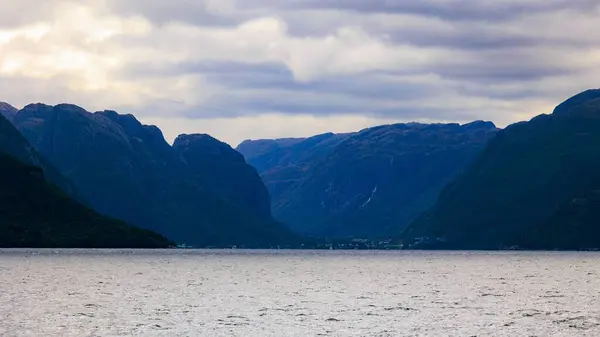 구름낀 로지나가는 연안의 산맥의 경치를 — 스톡 사진
