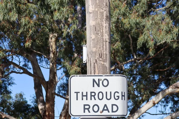 树干上的一个禁止通行的路标 — 图库照片