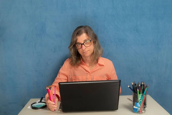 家庭やオフィスで働いているラップトップコンピュータを持つ女性 — ストック写真