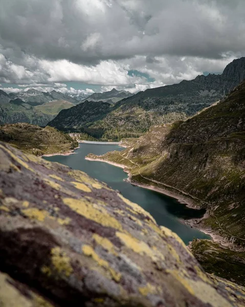 Una Vertical Lago Una Cordillera Rocosa Bajo Cielo Nublado — Foto de Stock