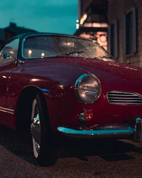 Wygląd Czerwonego Samochodu Vintage Ulicach Włoch — Zdjęcie stockowe