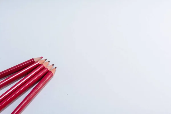 红色木制铅笔的特写镜头 用白色背景和复制空间隔开 — 图库照片