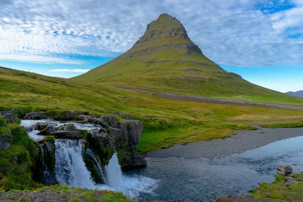 Een Prachtig Uitzicht Berg Kirkjufell Omlijst Door Een Zijdezachte Waterval — Stockfoto