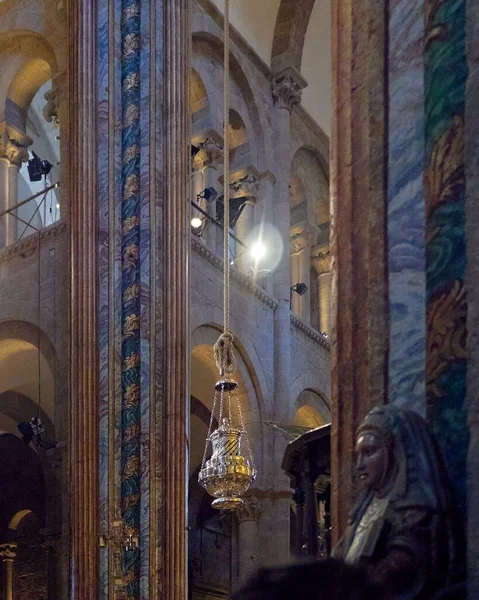 Plano Vertical Del Botafumeiro Colgante Dentro Una Iglesia Con Iluminación — Foto de Stock