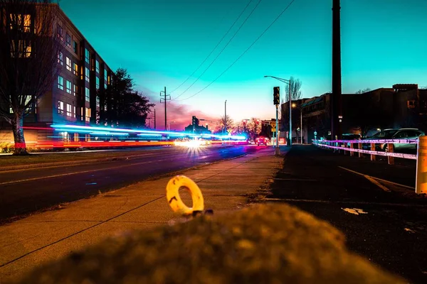 Eine Lange Belichtung Des Verkehrs Während Des Sonnenuntergangs — Stockfoto