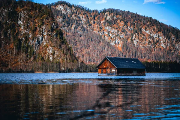 Eine Nahaufnahme Von Einem Holzhaus Das Der Nähe Eines Sees — Stockfoto