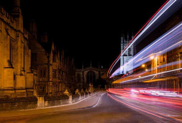 Plusieurs Sentiers Feux Circulation Devant Les Bâtiments Universitaires Université Oxford — Photo
