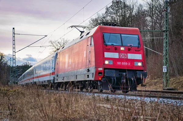 Fernverkehrのクラス101の電気機関車はAsslingを介して都市間を走行します — ストック写真