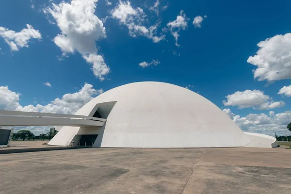 ブラジリア ブラジルの青い曇り空に対する共和国国立博物館のファサード — ストック写真