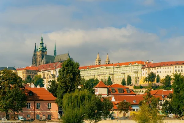 Een Prachtig Uitzicht Gebouwen Praag Onder Een Blauwe Lucht — Stockfoto
