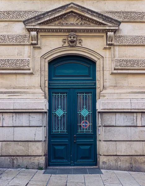 Pionowe Ujęcie Niebieskich Drzwi Wejściowych Budynku Portes Prowincji Francja — Zdjęcie stockowe
