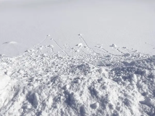 Uma Visão Alto Ângulo Uma Superfície Coberta Neve Sob Luz — Fotografia de Stock