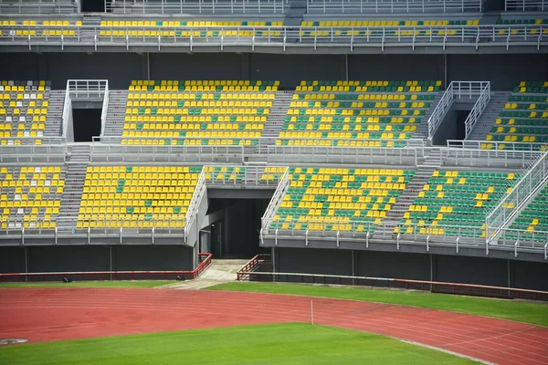 Пустое Красочное Сиденье Желтом Зеленом Футбольном Стадионе — стоковое фото