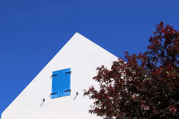 Plano Ángulo Bajo Edificio Con Cierres Madera Azul Una Ventana —  Fotos de Stock