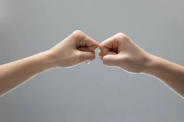 Egy Közelkép Két Segítő Kézről Amint Megérintik Egymást Egy Szürke — Stock Fotó