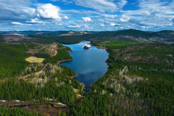 Jezero Zeleném Poli Pod Modrou Zataženou Oblohou Quebecu Kanada — Stock fotografie