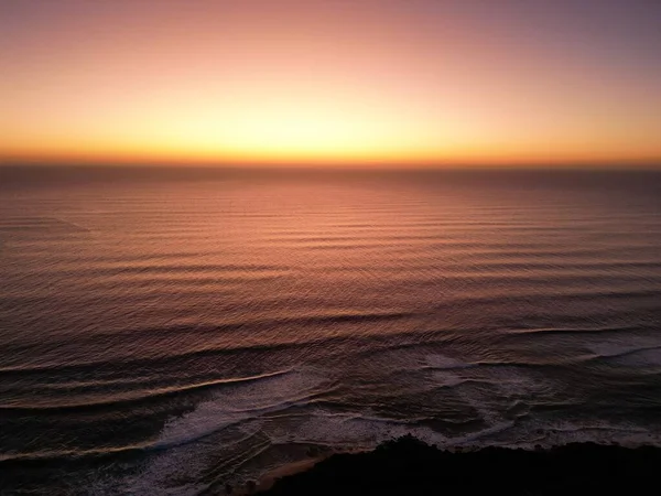 Uma Vista Aérea Das Ondas Mar Durante Pôr Sol — Fotografia de Stock