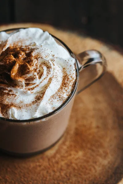 Tahta Üzerinde Krema Olan Bir Bardak Sıcak Çikolatanın Dikey Üst — Stok fotoğraf