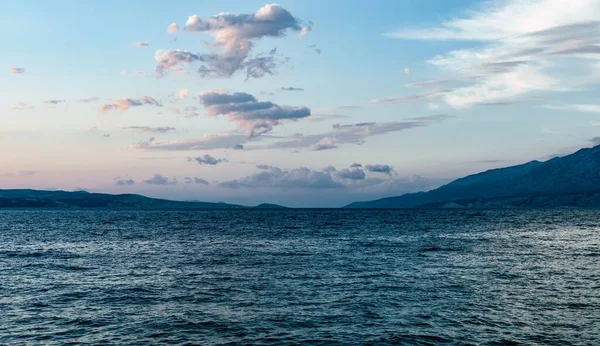 Гарний Знімок Морського Пейзажу Тлом Гір — стокове фото