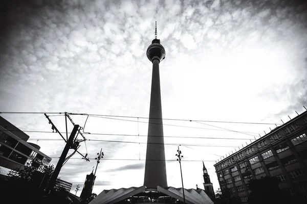 Μια Κλίμακα Γκρι Του Τηλεοπτικού Πύργου Berliner Fernsehturm Στο Βερολίνο — Φωτογραφία Αρχείου