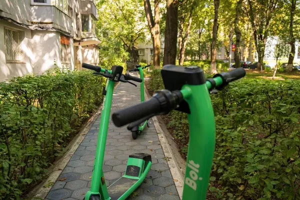 Unos Cuantos Scooters Verdes Sendero Parque —  Fotos de Stock