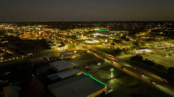 アメリカテキサス州の夜のダラスの街並みを空中から眺める — ストック写真