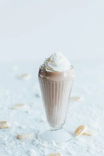 Beyaz Arka Planda Çikolatalı Milkshake — Stok fotoğraf