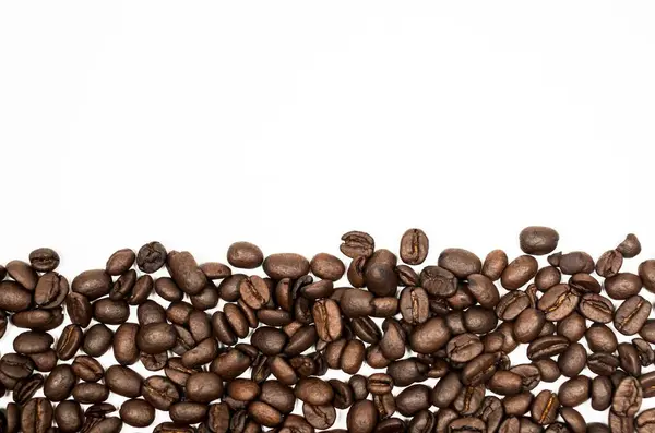白い背景に焙煎したコーヒー豆のクローズアップ — ストック写真
