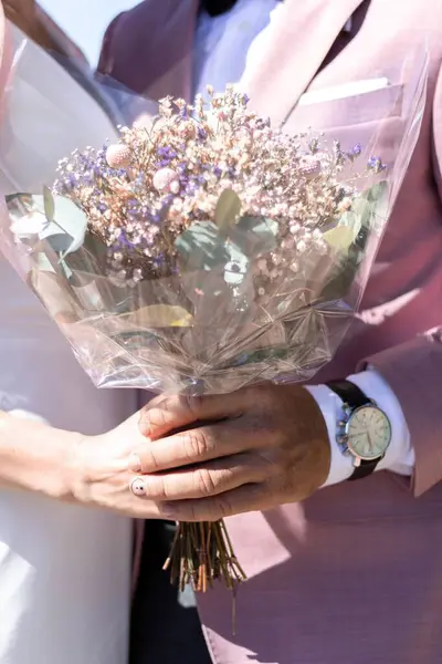 Een Verticaal Schot Van Een Getrouwd Stel Die Hun Bruiloft — Stockfoto