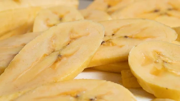 Een Close Van Gesneden Bananen Een Witte Tafel — Stockfoto